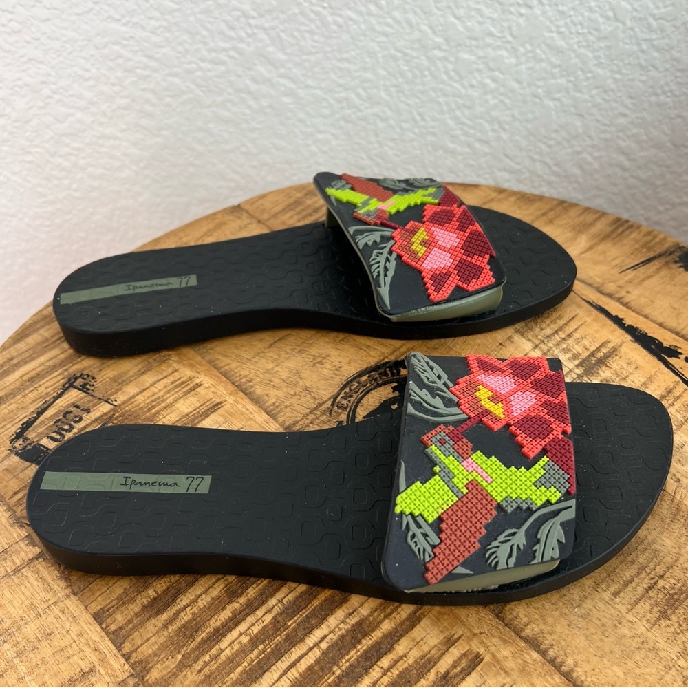 Ipanema Black Sandals with Hummingbirds - Picture 7 of 7
